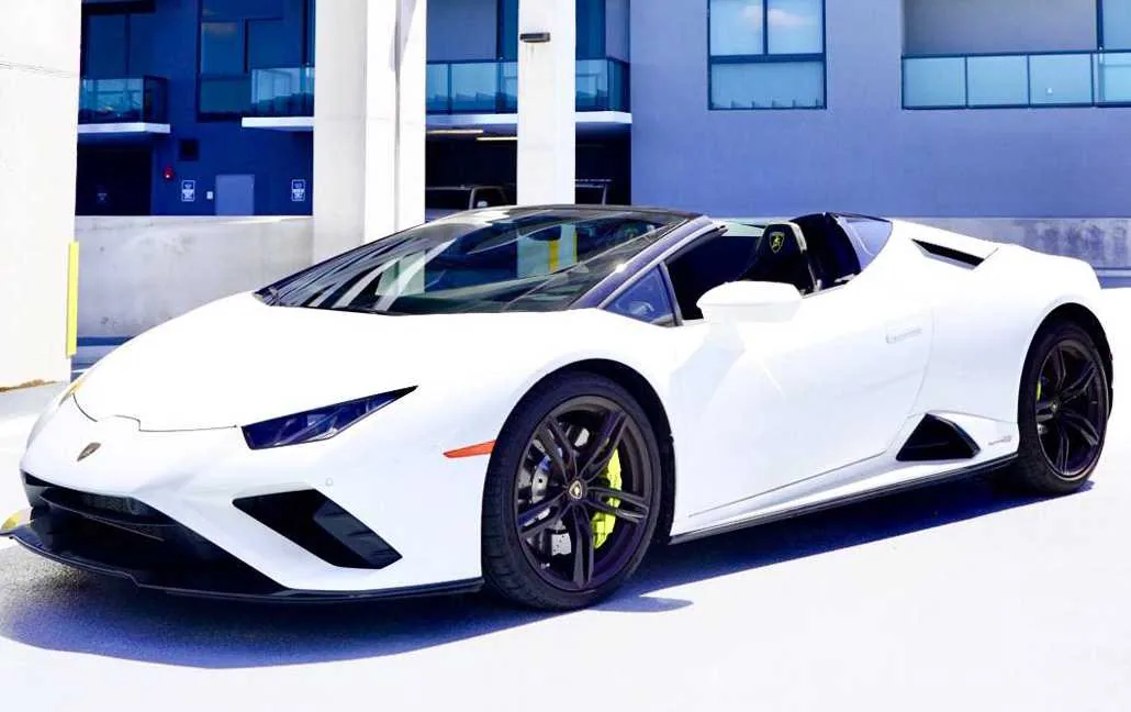 Exterior view of Lamborghini Huracan EVO for a Miami drive