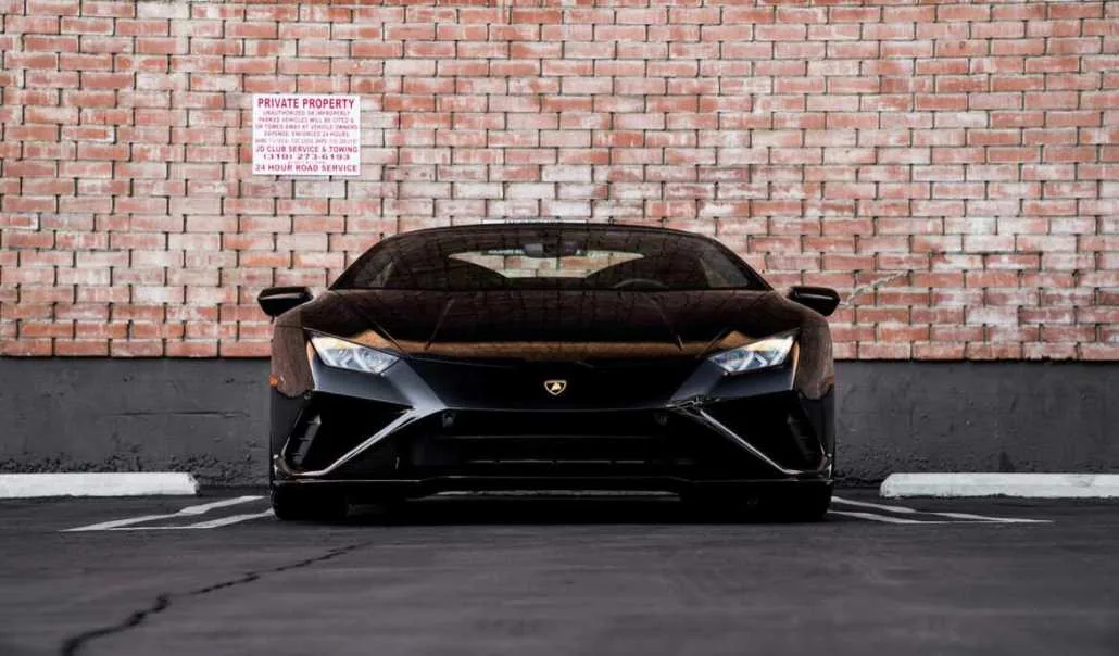 Exterior view of 2021 Lamborghini Huracan EVO for a Miami drive