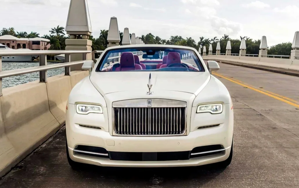 Exterior view of Rolls-Royce Dawn for a Miami drive